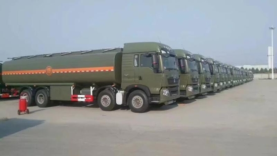 Sinotruck 12 roues HOWO 8X4 40000 litres camion-citerne à carburant avec une capacité de charge de 21-30 t