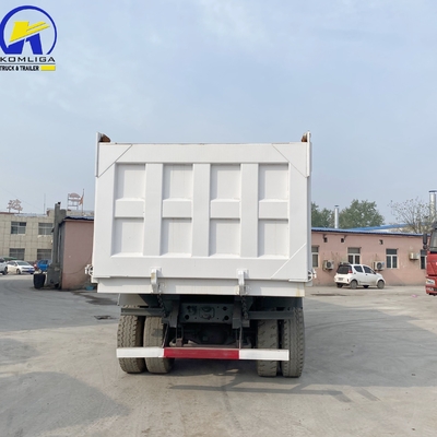 6X4 Sinotruk HOWO Dump Truck / Tipper 371HP 375HP avec une cabine couchette et A / C