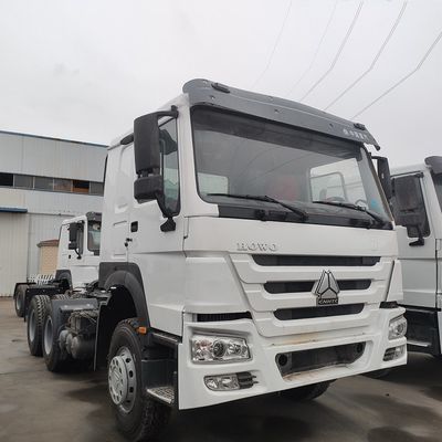 6800*2500*3200mm 3alxes 30t HOWO Camion tracteur d'occasion avec réservoir d'huile en aluminium de 400L