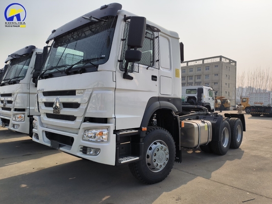 Conception de pneus radiaux Sinotruk HOWO 6X4 420HP Tracteur Tête de camion avec 50 / 90 base de traction