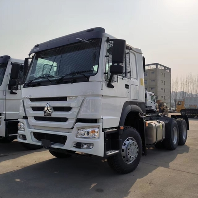 Grande capacité de charge 3 essieux 6X4 HOWO Truck tracteur pour l'Afrique Base de traction 50 /90 optionnel
