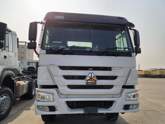 Grande capacité de charge 3 essieux 6X4 HOWO Truck tracteur pour l'Afrique Base de traction 50 /90 optionnel
