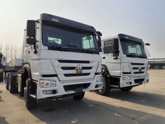 Grande capacité de charge 3 essieux 6X4 HOWO Truck tracteur pour l'Afrique Base de traction 50 /90 optionnel