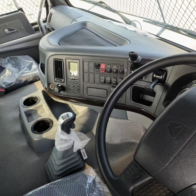 Grande capacité de charge 3 essieux 6X4 HOWO Truck tracteur pour l'Afrique Base de traction 50 /90 optionnel