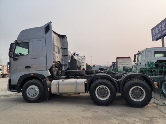 6X4 Sinotruk HOWO Tireur lourd Tireur camion Tête de remorque avec Wd615.47 Capacité du moteur&gt; 8L