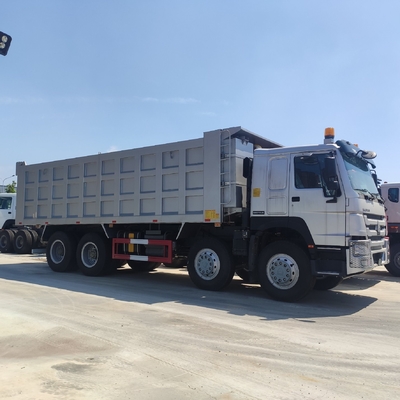 Sinitruk HOWO Poids lourd 8X4 camion à bascule 351-450 chevaux une cabine couchette avec climatisation