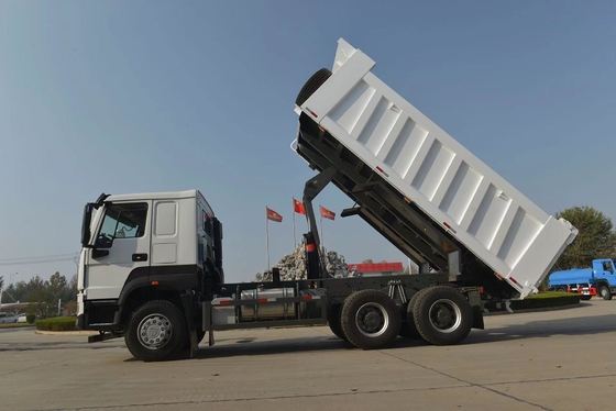 Une camionnette HOWO 6X4 d'occasion avec 20cbm de dimension de seau et en excellent état.