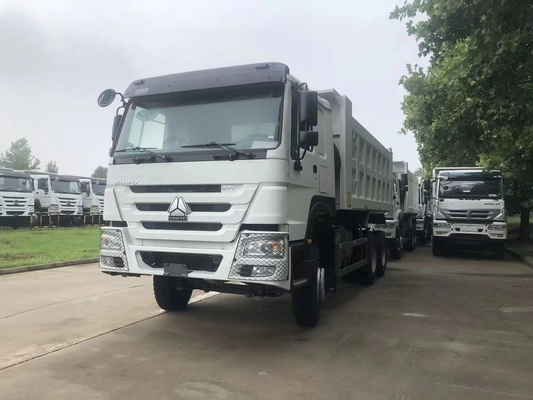 Une camionnette HOWO 6X4 d'occasion avec 20cbm de dimension de seau et en excellent état.