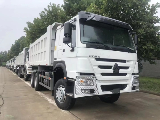 Une camionnette HOWO 6X4 d'occasion avec 20cbm de dimension de seau et en excellent état.