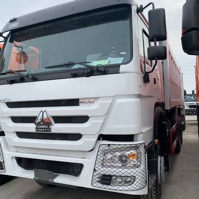 Une camionnette HOWO 6X4 d'occasion avec 20cbm de dimension de seau et en excellent état.