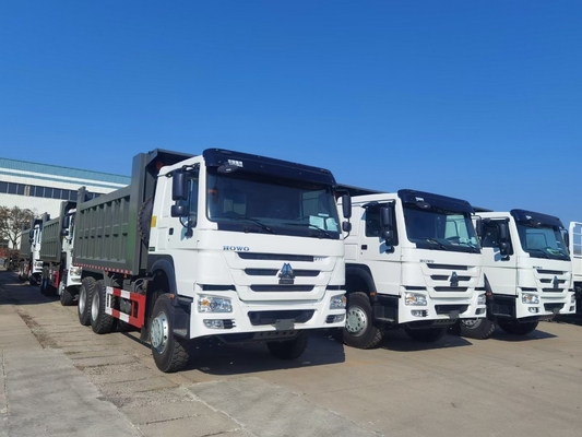 Une camionnette HOWO 6X4 d'occasion avec 20cbm de dimension de seau et en excellent état.