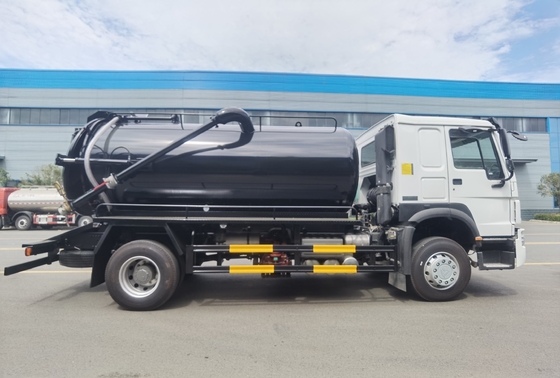 Sinotruk 4X2 Truck de pompe septique HOWO lourde avec boîte de vitesses Hw19710 Moteur modèle Wd615