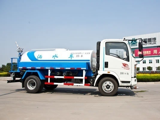 30 tonnes de charge utile Sinotruck HOWO 4X2 Mini 2000 Gallons camion à eau avec moteur D12.42