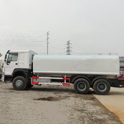 Sinotruck HOWO 371HP 6X4 Camion réservoir d'eau avec capacité du moteur&gt; 8L et conception durable