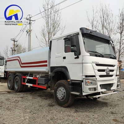 6X4 20m3 371HP Sinotruck HOWO Camion réservoir d'eau avec axe arrière Hc16 et réservoir de carburant 400L