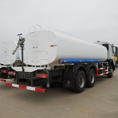 Sinotruk HOWO Cabine de camion réservoir d'eau avec un couchage et deux sièges Capacité du moteur&gt; 8L