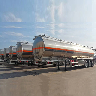 Camion utilitaire à 3 essieux avec réservoir de carburant en aluminium et boîte à outils 1 PCS
