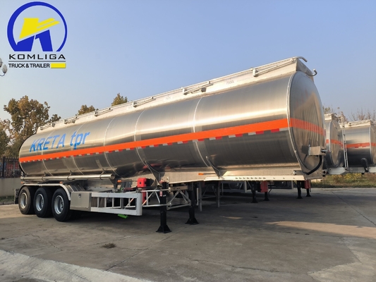 3 axes Sinotruk 45000 litres Feul Tank Semi-remorque pour une efficacité et des performances légères