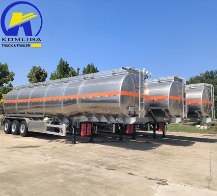 3 axes Sinotruk 45000 litres Feul Tank Semi-remorque pour une efficacité et des performances légères