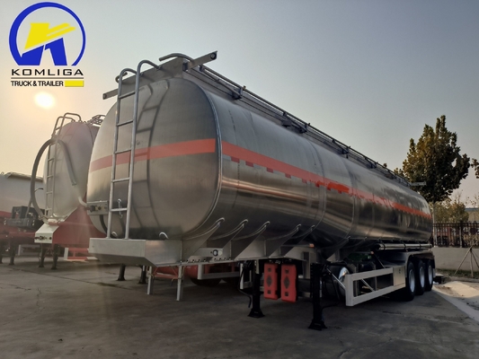 3 axes Sinotruk 45000 litres Feul Tank Semi-remorque pour une efficacité et des performances légères