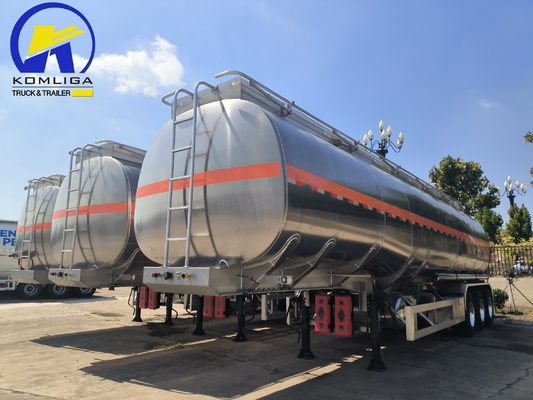 3 axes Sinotruk 45000 litres Feul Tank Semi-remorque pour une efficacité et des performances légères