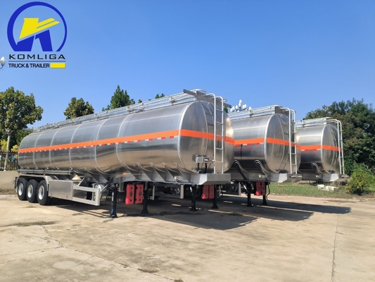 3 axes Sinotruk 45000 litres Feul Tank Semi-remorque pour une efficacité et des performances légères