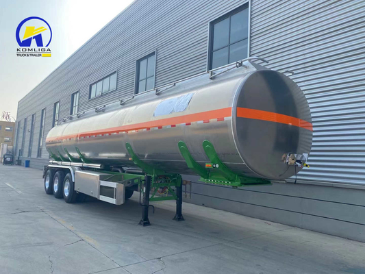 3 axes Sinotruk 45000 litres Feul Tank Semi-remorque pour une efficacité et des performances légères