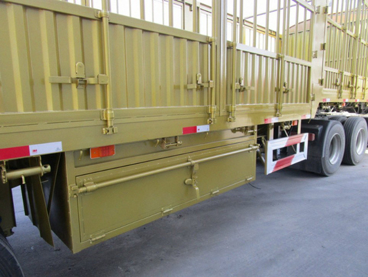 Semi-remorque à clôture en acier à 3 essieux de 40 à 60 tonnes de taille 13000x2500x3900 mm