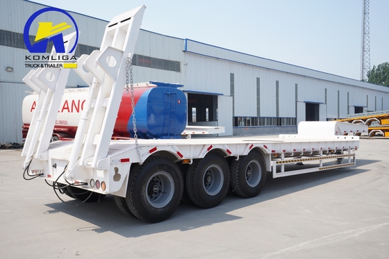 Capacité de chargement de 80 tonnes 3 essieux camion à chevet bas Semi-remorque avec rampes et 2 routeurs de pneus de rechange