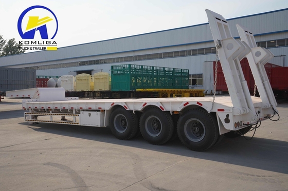 Capacité de chargement de 80 tonnes 3 essieux camion à chevet bas Semi-remorque avec rampes et 2 routeurs de pneus de rechange