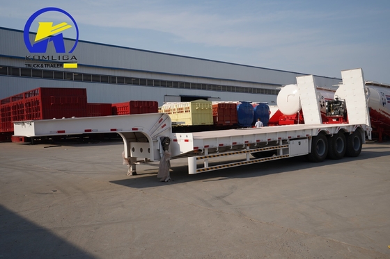 Capacité de chargement de 80 tonnes 3 essieux camion à chevet bas Semi-remorque avec rampes et 2 routeurs de pneus de rechange