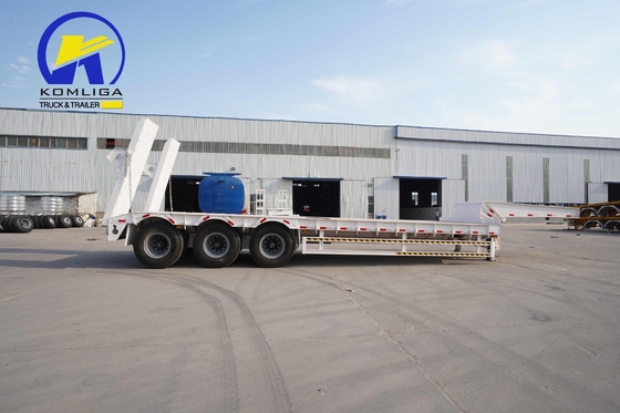 Capacité de chargement de 80 tonnes 3 essieux camion à chevet bas Semi-remorque avec rampes et 2 routeurs de pneus de rechange