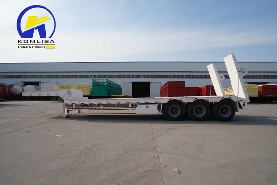 Capacité de chargement de 80 tonnes 3 essieux camion à chevet bas Semi-remorque avec rampes et 2 routeurs de pneus de rechange
