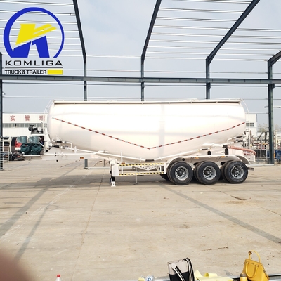 Semi-remorque de tracteur à boîte avec support de pièces détachées techniques et protection de sécurité standard