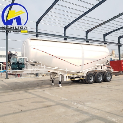 Semi-remorque de tracteur à boîte avec support de pièces détachées techniques et protection de sécurité standard
