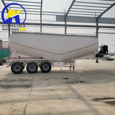 Semi-remorque de tracteur à boîte avec support de pièces détachées techniques et protection de sécurité standard